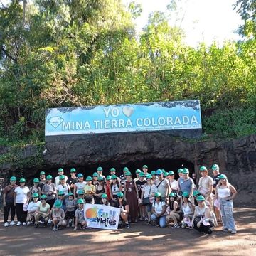 Grupo de Full Viajes en la Mina Tierra Colorada